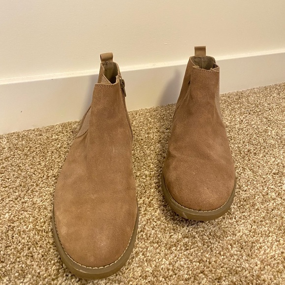 NWOT STEVE MADDEN Sand Suede Chelsea Boots - Picture 4 of 9